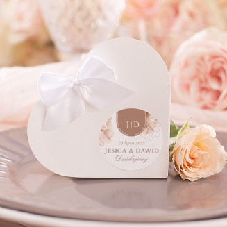 Białe pudełka w kształcie serca. Idealny prezencik dla gości weselnych.