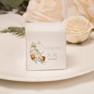 Kwadratowe pudełeczka na upominek ślubny dla gości. Posiadają personalizowaną etykietę. Idealny upominek na ślub.