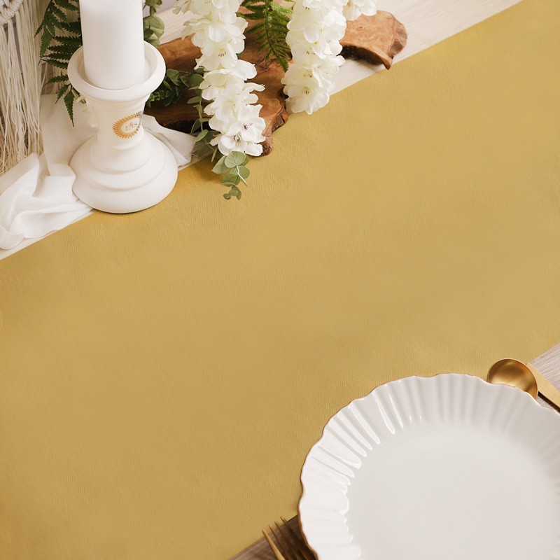 Flizelinowy bieżnik w złotym kolorze. Dekoracja stołu na wesele i ślub.
