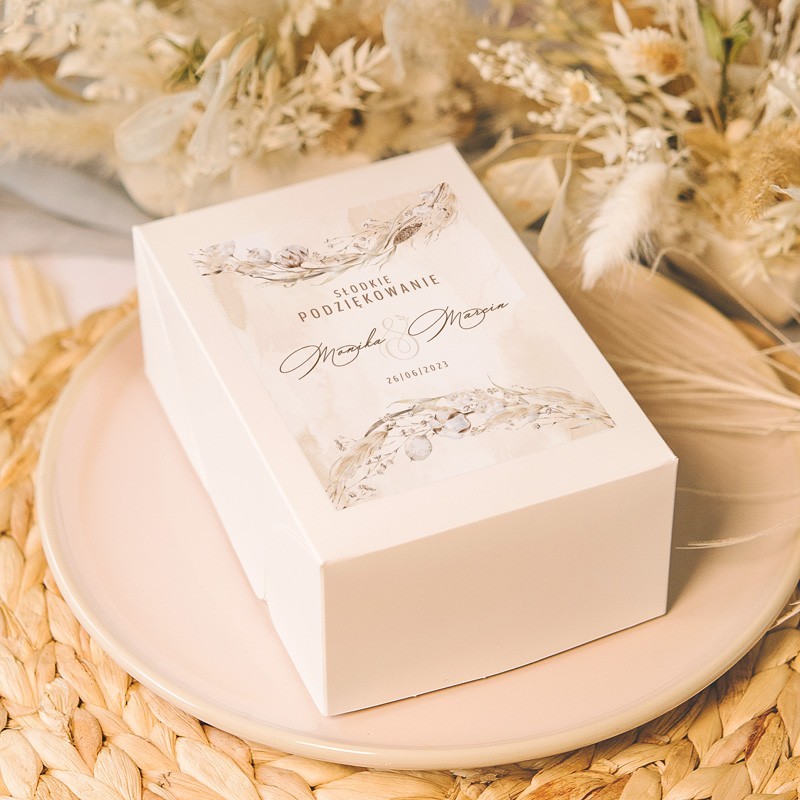Personalizowane pudełka na ciasto weselne. Podziękowanie dla gości na ślub w stylu boho.