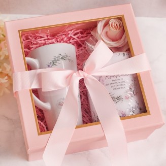 Box prezentowy dla mamy od młodej pary w różowej aranżacji