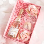 Box z mini szampanem na prezent dla kobiety. Pudełko w różowym kolorze.