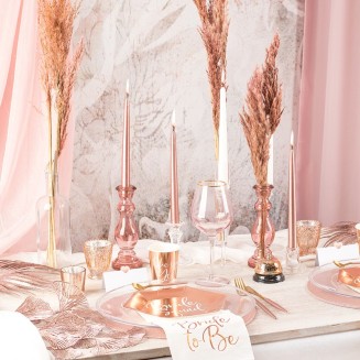 Różowe dodatki i dekoracje stołu na wieczór panieński.