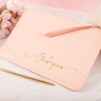 Różowa torebka kopertówka ze złotym imieniem