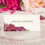 Kolekcja ślubna z motywem kwiatów piwonii oraz personalizacją. Propozycja aranżacji stołu weselnego.