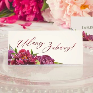 Wizytówka na stół weselny z napisem ""Udanej zabawy!"" oraz dekoracyjnym wzorem.
