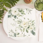 Dekoracje stołu z motywem białych kwiatów. Serwetki, kieszonki na sztućce i bieżnik.