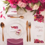 Tabliczka na stół weselny z numerkiem i personalizacją w złotej ramce. Dekoracja na salę weselną w stylu glamour.