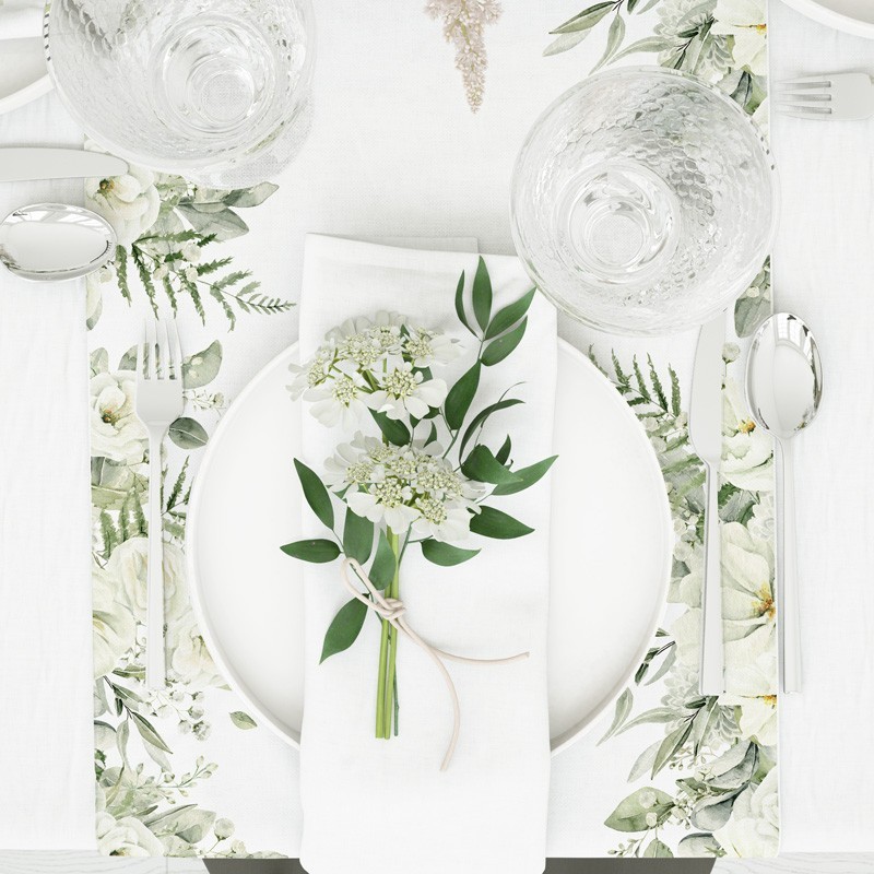 Bieżnik z grafiką przedstawiającą białe kwiaty i zielone listki. Ozdoba stołu na ślub, rocznicę ślubu.