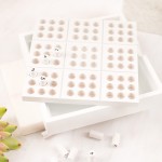 Sudoku wielokrotnego użytku z pionkami i planszą z drewna w białej szkatułce