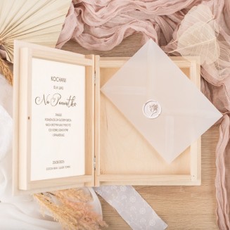 Skrzynka w kształcie książki na ślub i chrzest w środku ma wklejkę z życzeniami i podpisem oraz kopertę na pieniądze