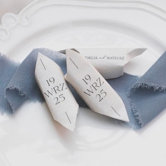 Krówki dla gości w papierkach z kolekcji Klasyczny Ślub z imionami młodej pary i datą ślubu