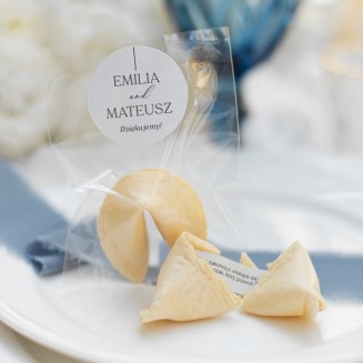Ciasteczko szczęścia z okrągłą naklejką personalizowaną, poczęstunek dla gości weselnych
