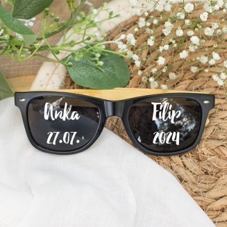 Okulary typu ray ban z napisami na szkłach imiona pary młodej i data ślubu - gadżet do zdjęć weselnych