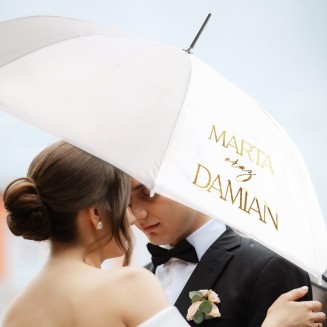 Biały parasol na ślub ze złotym nadrukiem w postaci imiona pary młodej