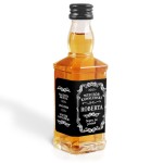 Tematyczne naklejki na whiskey Jack Daniels na Wieczór kawalerski z imieniem i datą imprezy