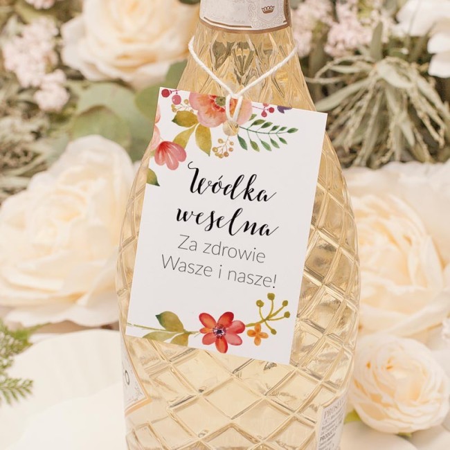 Wódka weselna wzbogacona o wzór kwiatowy.