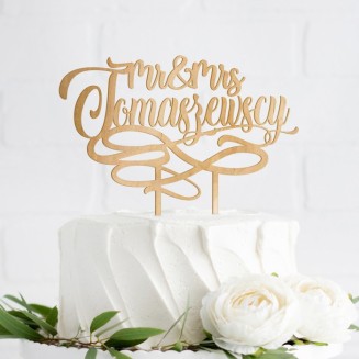 Topper ślubny na tort weselny. Drewniany kontur na tort ze znakiem nieskończoności. Napis Mr & Mrs i nazwisko nowożeńców.