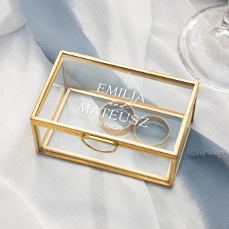 Pudełko szklane na obrączki, złote ranty i minimalistyczny nadruk na wieczku, imiona i data ślubu