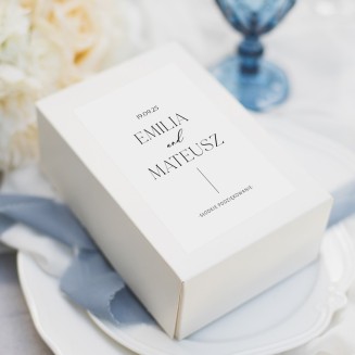 Pudełko na tort weselny, białe z naklejką na której są imiona pary, data ślubu i dopisek Słodkie Podziękowanie