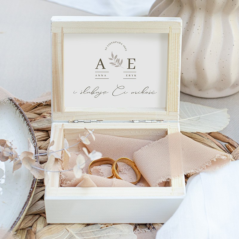 Drewniane białe pudełko na obrączki ślubne w stylu rustykalnym.
