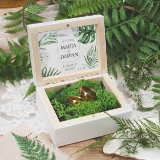 Pudełko na obrączki wyłożone mchem i ozdobione w środku personalizowaną kartką z imionami i datą ślubu