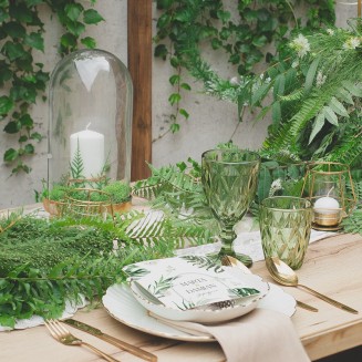 Stół weselny udekorowany w stylu botanicznym z elementami dekoracyjnymi z kolekcji Botanica oraz dużą ilością zielonych roślin