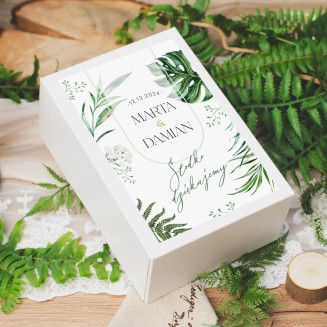Personalizowane pudełka na ciasto z etykietami, na których znajduje się motyw z kolekcji Botanica