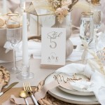 Personalizowany numerek na stolik weselny z imionami pary młodej, karteczka na bukowej podstawce