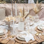 Dekoracja stołu na wesele, z drewnianymi dodatki, złotymi dekoracjami i papeterią z kolekcji Rustykalnej