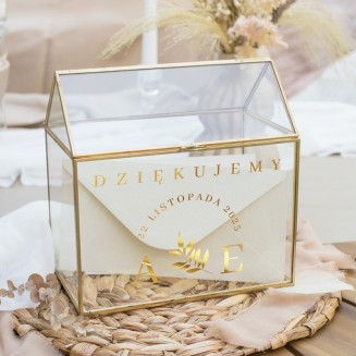 Szklana skrzynia na telegramy i koperty ślubne ze złotymi napisami na przedzie