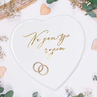 Talerzyk ceramiczny w kształcie serca ze złotym napisem Na zawsze razem.