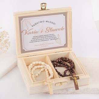 Drewniane pudełko z różańcami. Prezent ślubny o charakterze religijnym.