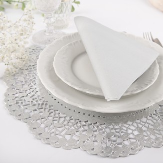 Dekoracja stołu weselnego. Podkładka w srebrnym kolorze. Papierowy podtalerz.