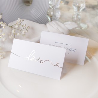 Personalizowane winietki na wesele. Ozdobne oznaczenia miejsc gości.