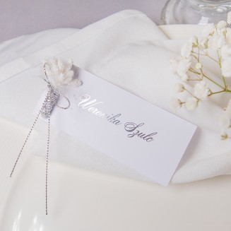 Dekoracje stołu weselnego. Personalizowane winietki z imieniem i nazwiskiem.