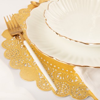 Papierowa podkładka w złotym kolorze do dekoracji pod talerz.