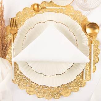 Złota podkładka do dekoracji stołu.