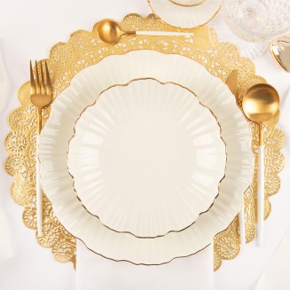 Podkładka papierowa w złotym kolorze do dekoracji stołu.