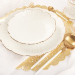 Koronkowa podkładka w złotym kolorze. Papierowa dekoracja stołu.