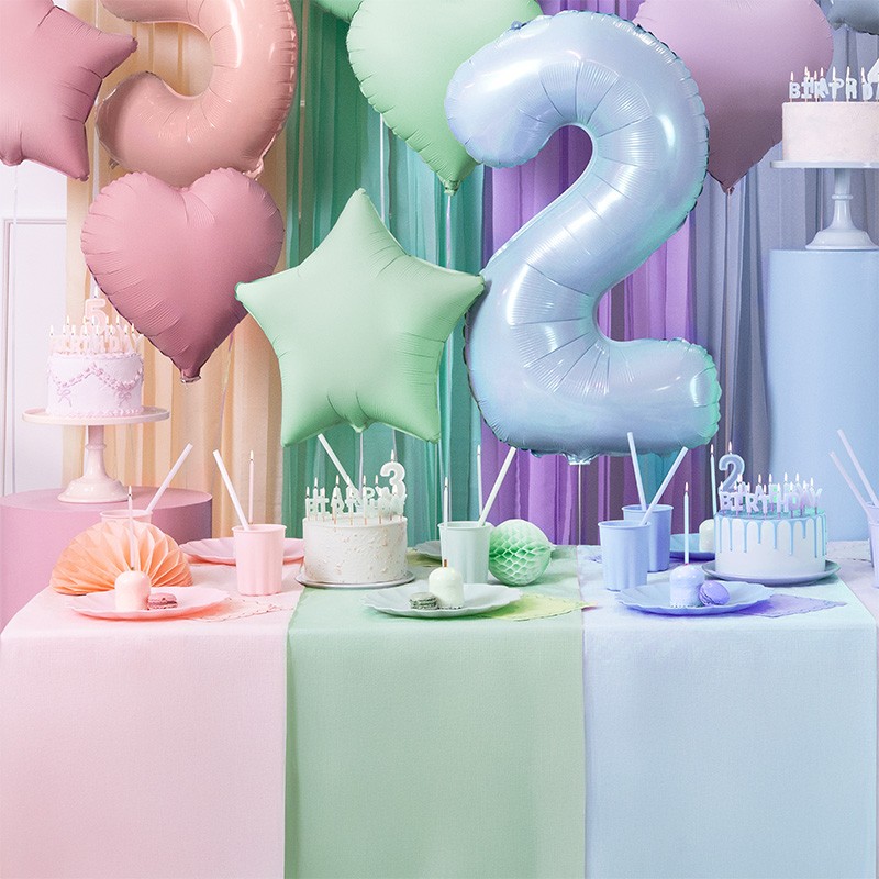 Obrus dekoracyjny w pastelowych kolorach