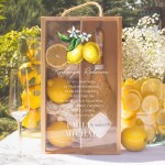 Drewniana skrzynia na alkohol. Wzbogacona jest o motyw cytryny.