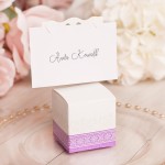 Do pudełeczek dołączone są bileciki. Piękna dekoracja stołu na ślub z fioletowym akcentem.