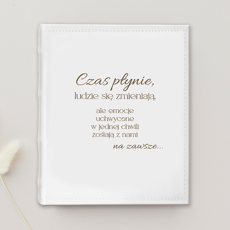Elegancki album na zdjęcia z jasną okładką.