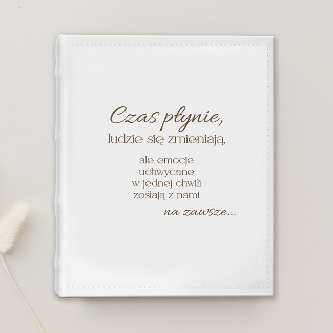 Elegancki album na zdjęcia z jasną okładką.