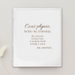 Elegancki album na zdjęcia z jasną okładką.