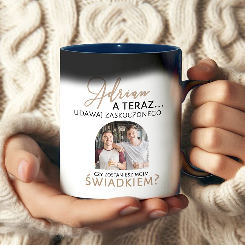 Magiczny kubek z pytaniem „Czy zostaniesz moim świadkiem?”