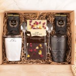 BOX z prezentami dla pary kubki kawa herbata łyżeczki z grawerem