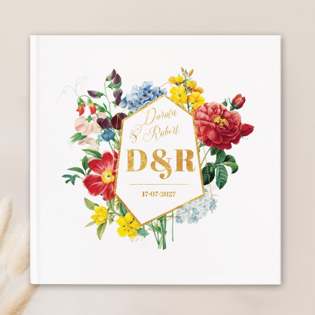 Personalizowana księga gości z kwiatową grafiką na okładce.