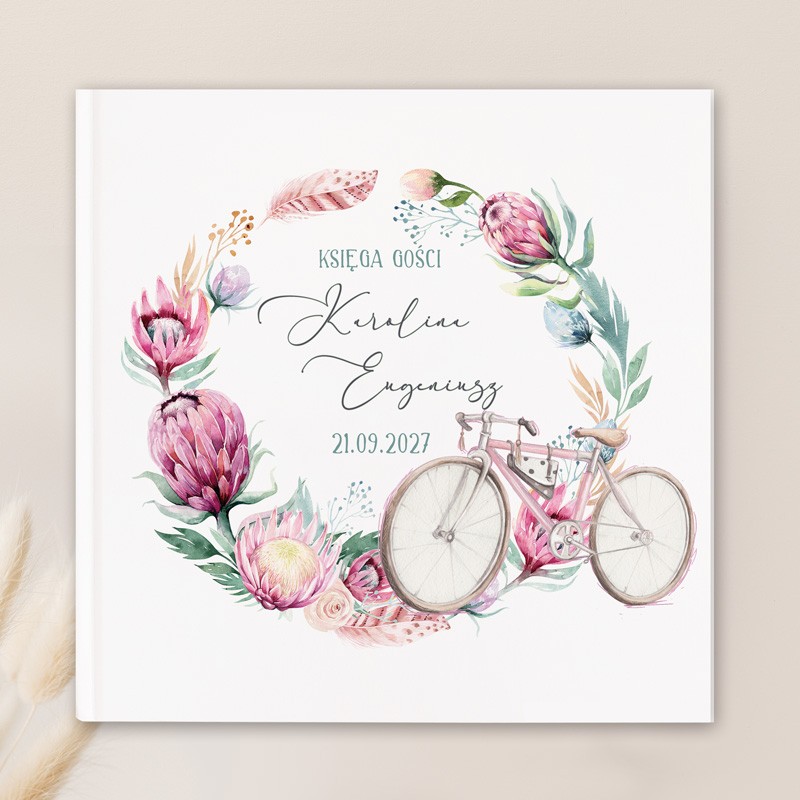 Księga gości z motywem roweru na okładce i kwiatową grafiką. Na księdze umieścimy imiona i datę ślubu.